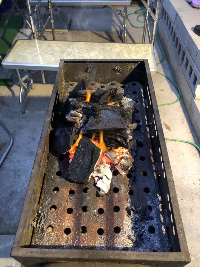 火の付いた木炭を広げる
