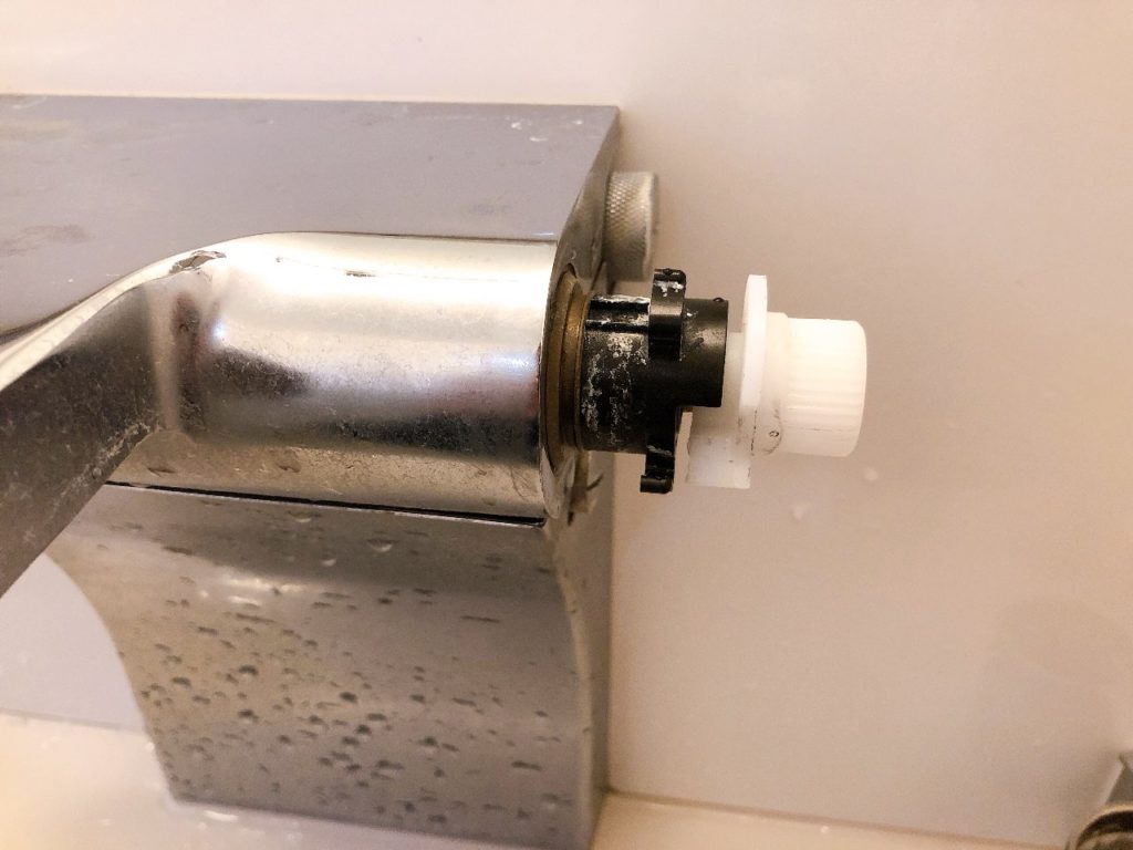 グローエのタワー型サーモスタット式シャワー水栓の止水栓の取り外し
