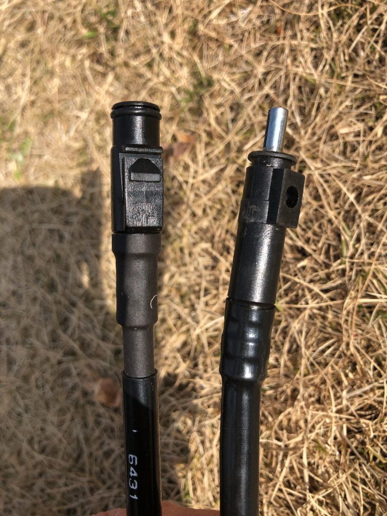 スピードメーターケーブルの異なるコネクタ形状２種類正面