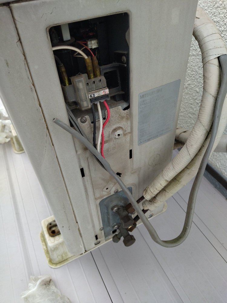 エアコン取付で配管配線を接続